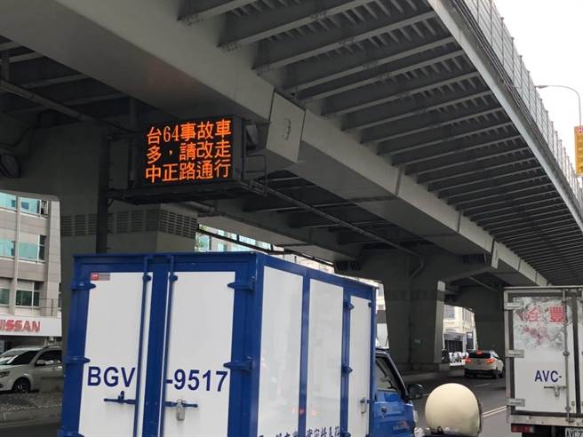 新北市警察局交通大队与新北市交通局针对台64线立言匝道入口设置号志仪控系统。（新北交大提供）