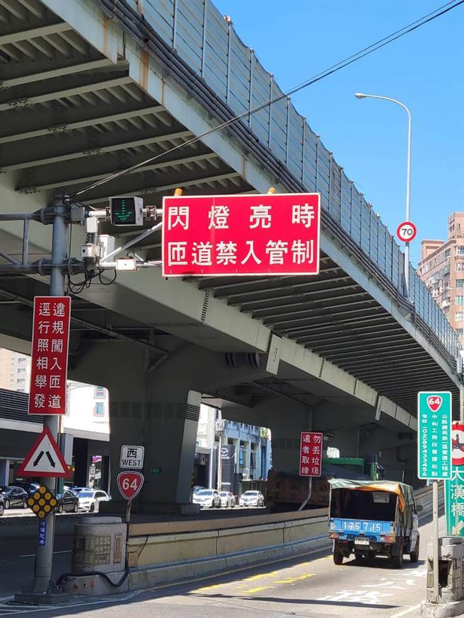 新北市警察局交通大队与新北市交通局针对台64线立言匝道入口设置号志仪控系统。（新北交大提供）