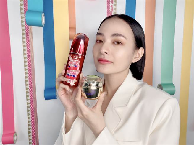 今年秋冬资生堂、SK-II、兰蔻都推出跨界合作商品，图中为资生堂小红瓶、拉提神霜心心点印版。（邱映慈摄）