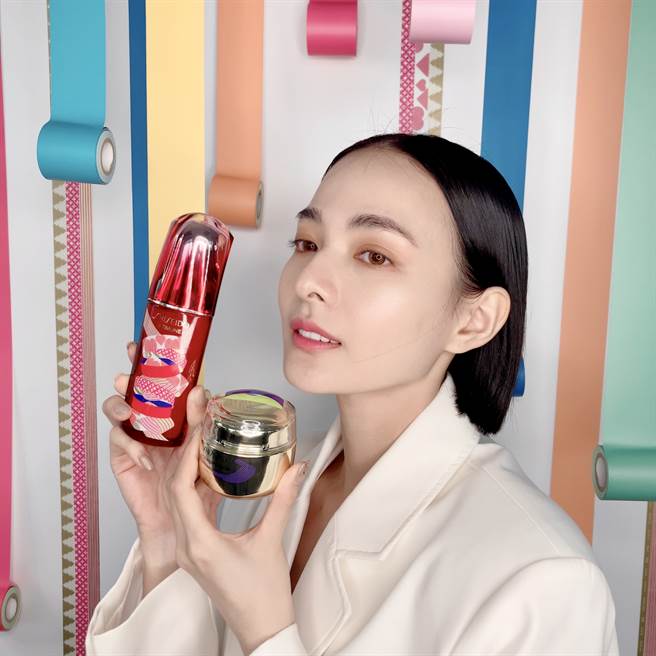 使用「小红瓶」、「拉提神霜」养出弹、嫩、亮美肌。（邱映慈摄）