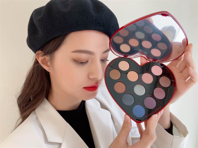 MODEL的眼妆使用艾蜜莉在巴黎限定眼彩盘。（邱映慈摄）