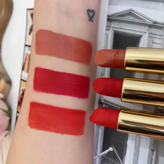 绝对完美唇膏艾蜜莉在巴黎限定版共推出「#82初恋野莓、#274纯欲玫瑰、#505艳红加百列」三色。（邱映慈摄）