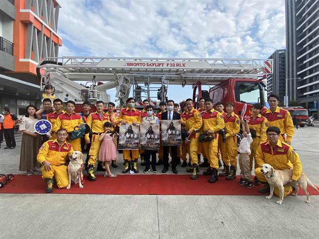 不走猛男路線，台南市消防局發表2022年消防月曆打溫情牌，限量1萬本，只送不賣。（曹婷婷攝）