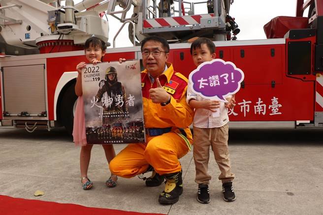2022年台南「火神勇者」消防月曆亮相，市長黃偉哲（中）也前來打氣。(曹婷婷攝)
