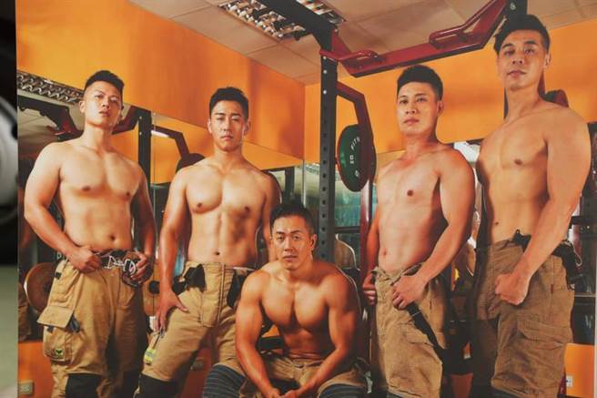 2022消防月曆不忘展現消防人員「猛男」的一面。(台南市消防局提供)