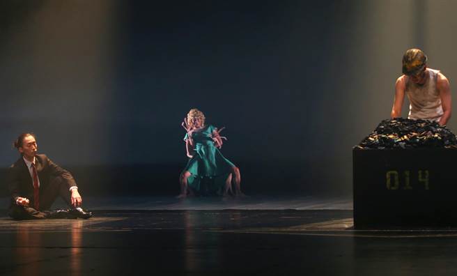 台湾河床剧团舞台剧《被遗忘的》以1984年的台湾三起矿灾为创作蓝本，以超现实的诗意场景，让一切失落于地底的重见光明。 （陈君玮摄）