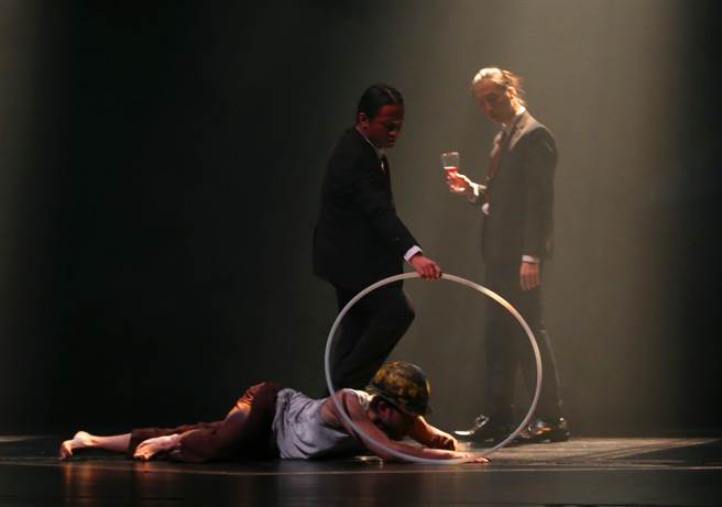 台湾河床剧团舞台剧《被遗忘的》以1984年的台湾三起矿灾为创作蓝本，以超现实的诗意场景，让一切失落于地底的重见光明。 （陈君玮摄）