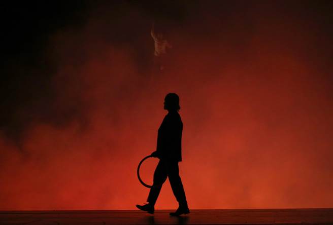 台湾河床剧团舞台剧《被遗忘的》以1984年的台湾三起矿灾为创作蓝本，以超现实的诗意场景，让一切失落于地底的重见光明。 （陈君玮摄）