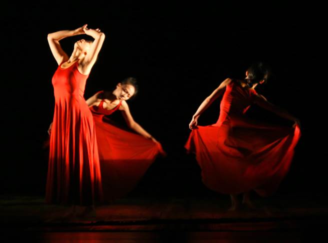 台湾河床剧团舞台剧《被遗忘的》以1984年的台湾三起矿灾为创作蓝本，以超现实的诗意场景，让一切失落于地底的重见光明。 （陈君玮摄）