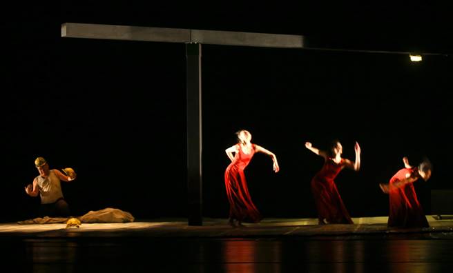 台湾河床剧团舞台剧《被遗忘的》以1984年的台湾三起矿灾为创作蓝本，以超现实的诗意场景，让一切失落于地底的重见光明。 （陈君玮摄）