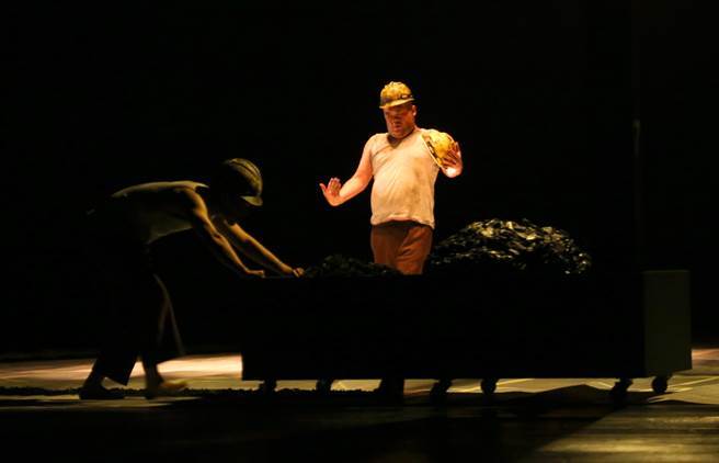 台湾河床剧团舞台剧《被遗忘的》以1984年的台湾三起矿灾为创作蓝本，以超现实的诗意场景，让一切失落于地底的重见光明。 （陈君玮摄）