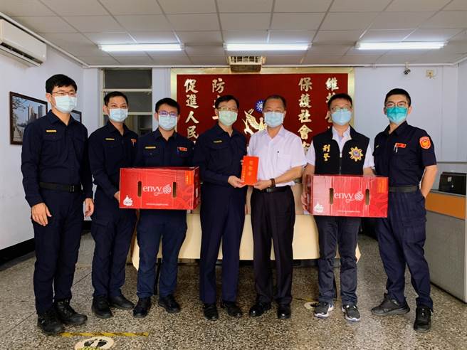 高雄市警察局长黄明昭，亲赴盐埕分局，致赠同仁水果礼盒并颁发慰勉金，慰勉分局同仁半个月来不辞辛劳、坚守岗位地执勤付出。(苏育宣翻摄)