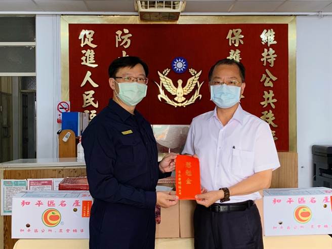 高雄市警察局长黄明昭，亲赴盐埕分局，致赠同仁水果礼盒并颁发慰勉金，慰勉分局同仁半个月来不辞辛劳、坚守岗位地执勤付出。(苏育宣翻摄)