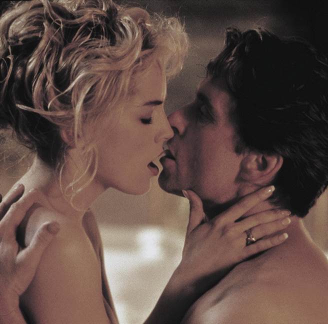 莎朗史东（左）与麦克道格拉斯在《第六感追缉令》的床戏花了近一周才完成。（双喜电影提供）