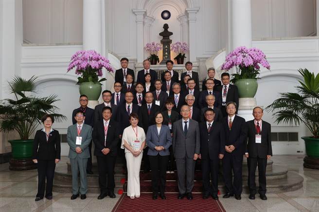 元大金控獲國家企業環保獎肯定，由總經理翁健(第三排左四)代表受總統接見 (元大金控提供)