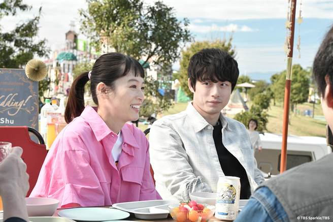 坂口健太郎（右）、清野菜名携手主演《只是在结婚申请书上盖个章》广受好评。（friDay影音提供）