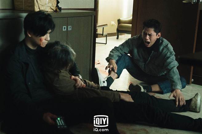 朱軒洋（右）劇中崩潰大哭。（愛奇藝國際站提供）　　