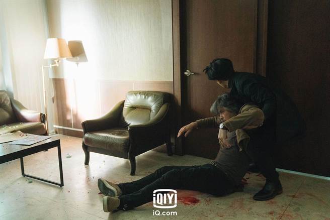 李銘順戲裡捨身替周渝民擋槍。（愛奇藝國際站提供）　　　