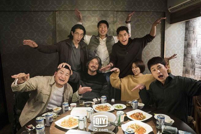 劇中飾演警隊的演員群，戲外感情佳。（愛奇藝國際站提供）