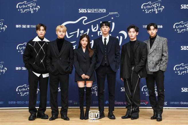 金鍾炫（左起）、張東周、鄭仁仙、李濬榮、尹智聖、金東賢4日出席《成為你的夜晚》記者會。（愛奇藝國際站提供）