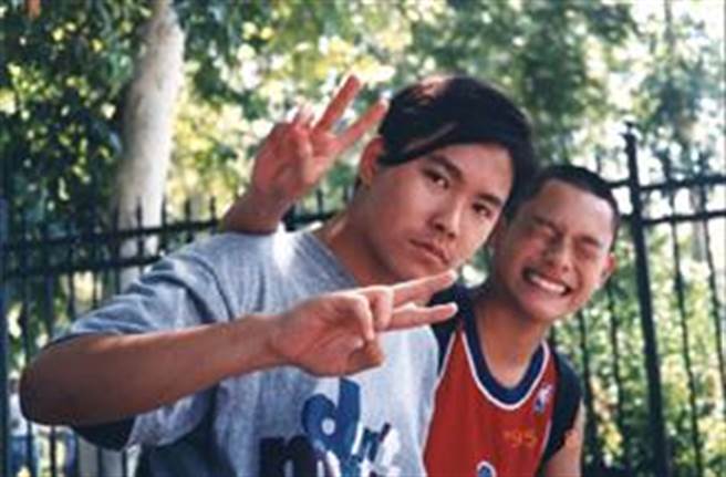 赖正棠与宋岳庭合照。（宋岳庭家人提供）