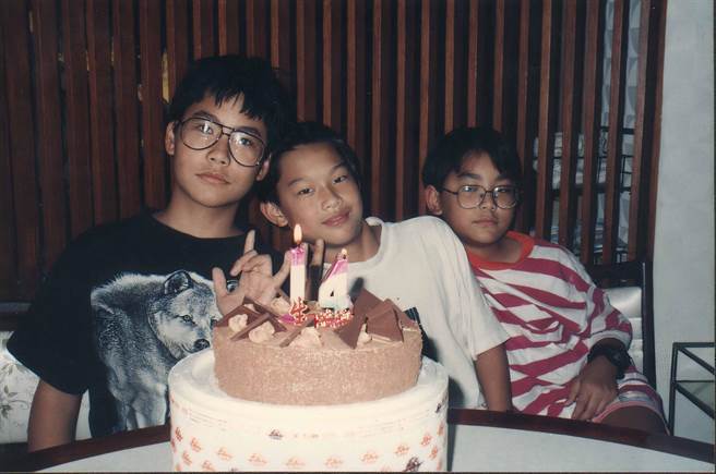由宋岳庭家人提供的独家照片，图为宋岳庭移民美国前，在台过生日时与表弟赖正棠William、家人的合照。（宋岳庭家人提供）