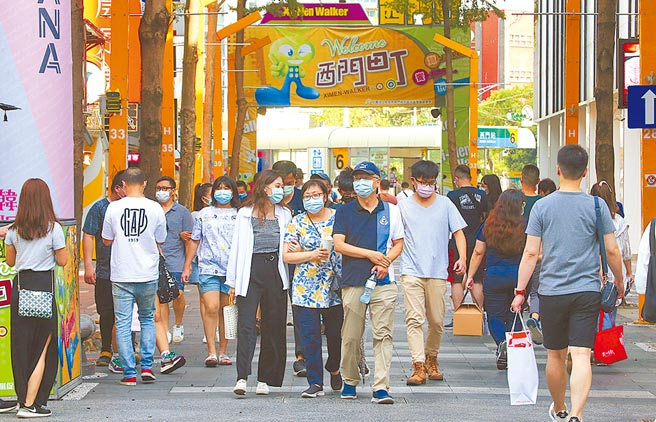 疫情趋缓、加上五倍券刺激消费，商圈店面出现回温讯号。图／本报资料照片