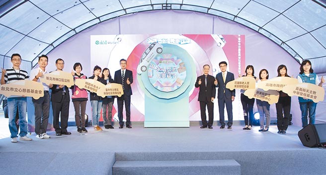 永达保经暨基金会董事长吴文永（右五），卫福部次长薛瑞元（右六），永达保经总经理陈庆鸿（左七）与2021永达长照专车受赠县市政府长官合影留念。图／永达保经提供