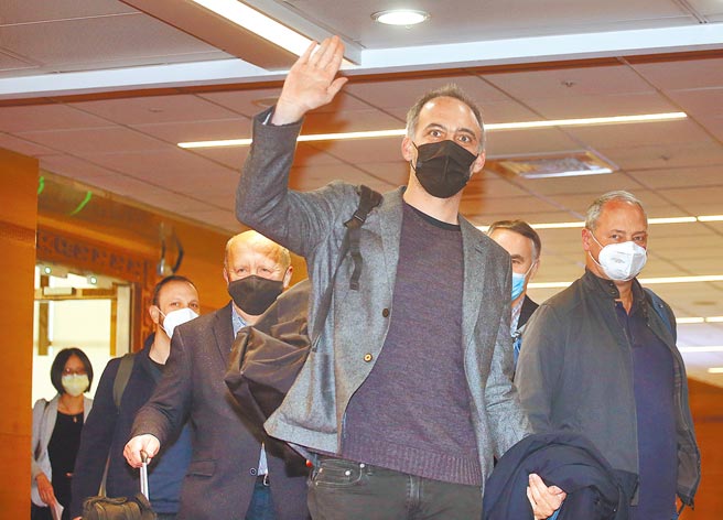 欧洲议会「外来势力干预欧盟民主程序」特别委员会代表团3日抵台，委员会主席古斯曼（Raphael Glucksmann，中）向媒体挥手致意。（范扬光摄）