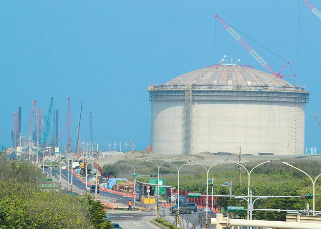 中油董事长李顺钦表示，只有兴建三接，才能赶上新增的大潭8号、9号发电机组需要用气的时程。图为兴建中三接工程的天然气储存槽。（本报资料照片）