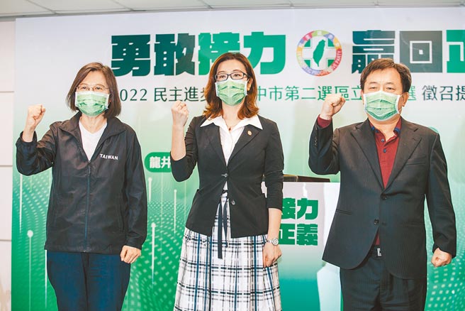 民进党中执会通过2022县市长提名特别条例草案。「正国会」系统的中常委陈茂松痛批「新潮流」的党秘书长林锡耀「王八蛋」，党内听得心惊胆跳，是否意味着蔡英文跛脚徵兆已经浮现？（郭吉铨摄）