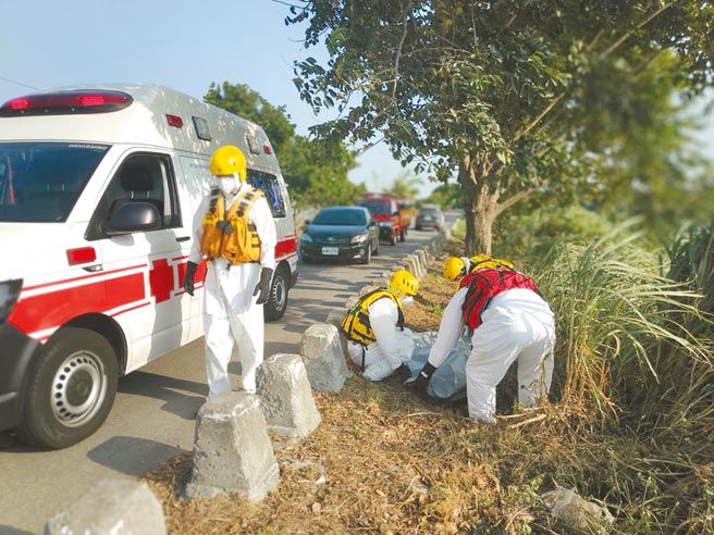 民眾在彰化县埔盐乡东螺溪边，发现一具水流尸，警方採证比对，确认死者为失踪的51岁张男。（民眾提供／吴建辉彰化传真）