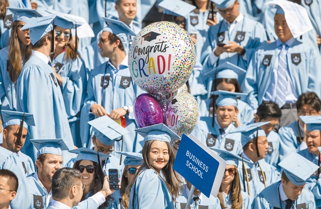 近期有多名中國留學生赴美時被遣返，大陸外交部對此表示，這是美方試圖製造寒蟬效應。圖為美國紐約哥倫比亞大學2019年畢業典禮，不少大陸留學生參與。（新華社）