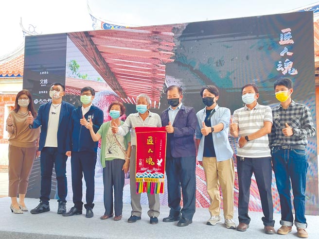 高雄市长陈其迈（左三）3日特地前往凤山凤仪书院参加《匠人魂》第30集「与老建筑对话」影片发布会，陈其迈感谢主角苏清良（中）一生为文化与古蹟奉献，更称苏清良为「市宝」。（洪浩轩摄）