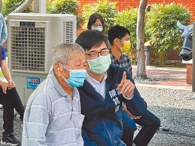 高雄市长陈其迈（右）感谢苏清良（左）一生为文化与古蹟奉献，更称苏清良为「市宝」。（洪浩轩摄）