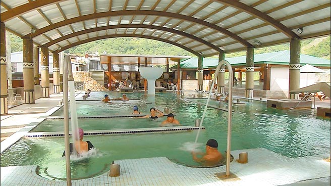 中央宣布防疫鬆綁，其中泡溫泉不必戴口罩，台東知本溫泉業者說，明顯感受遊客回流。（蔡旻妤攝）