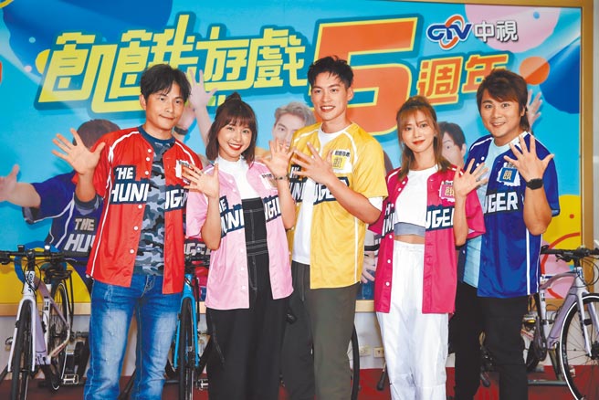 孫協志（左起）、峮峮、許孟哲、豆花妹及王仁甫昨出席《飢餓遊戲》5周年特別企畫記者會。（羅永銘攝）