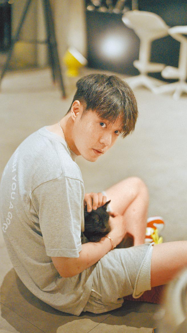 周汤豪在花东拍MV时，巧遇黑猫「欧噜噜」。（环球音乐提供）