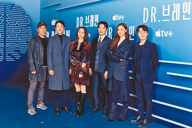 导演金知云（左起）、李善均、李俞英、朴喜洵、徐智慧、李在源昨出席《DR.BRAIN》线上记者会。（Apple TV+提供）