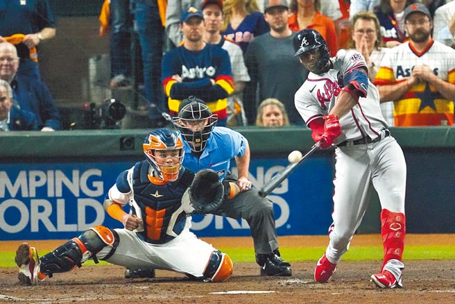 731大限前从皇家交易来的索勒（右）在3局上率先敲出3分全垒打，荣膺世界大赛MVP。（美联社）