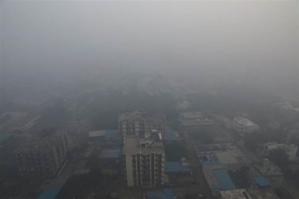 印度排灯节狂放烟火鞭炮，各地空污问题雪上加霜。（图／路透社）(photo:ChinaTimes)