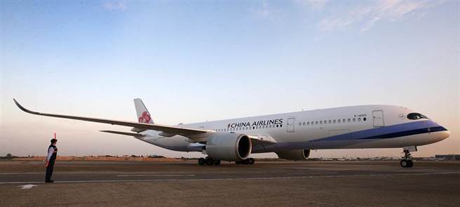 第11批BNT疫苗清晨運抵桃園機場，班機在地勤人員指揮下進入機坪。（范揚光攝）
