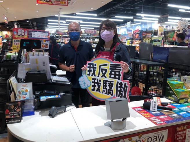 毒防局長林瑩蓉化身全聯一日店長，宣導反毒觀念。（毒防局提供／石秀華高雄傳真）