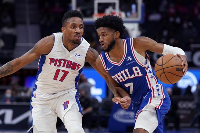 七六人替補後衛艾塞亞喬(右)成為球隊第2名確診球員。(美聯社資料照)