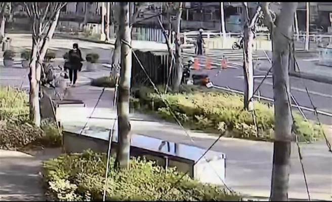 新竹县竹北市4日传出有随机抱童案，警方获报后厘清，发现是发生于10月28日下午，协助桥梁交通管制的工人，在未经母亲许可之下，为安全考量径行抱起小孩，引发母亲恐慌。（翻摄照片）