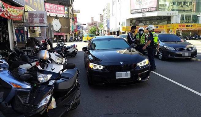 警方採取「精实交通执法」的方式，加强取缔交通违规热点，以减少交通事故发生。（台中市警第二分局提供／张妍溱台中传真）