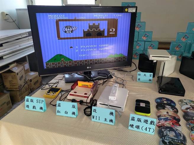 警方在全台3地查获盗版的掌上型（SUP）游戏机、盗版WII光碟、游戏硬碟(4T)，共184件。（警方提供）