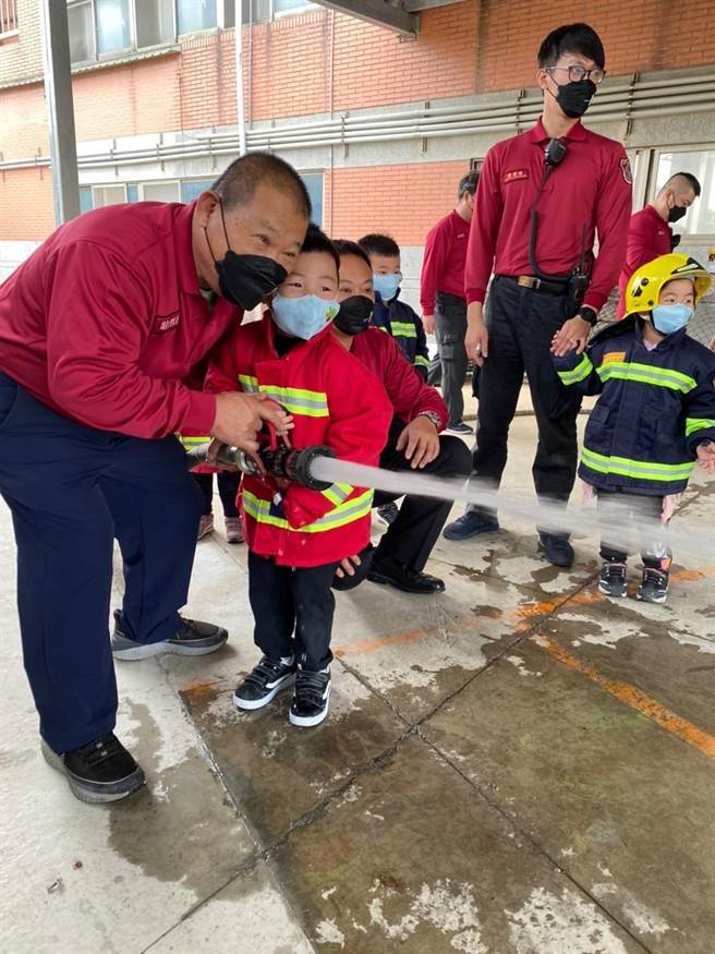 桃园市政府消防局第三大队山脚分队4日举办「防灾有你有我消防体验活动」，规画多种趣味关卡，其中射水靶体验，让小朋友体验拿瞄子射水灭火，化身小小消防员。（桃园市政府消防局第三大队山脚分队提供／陈梦茹桃园传真）