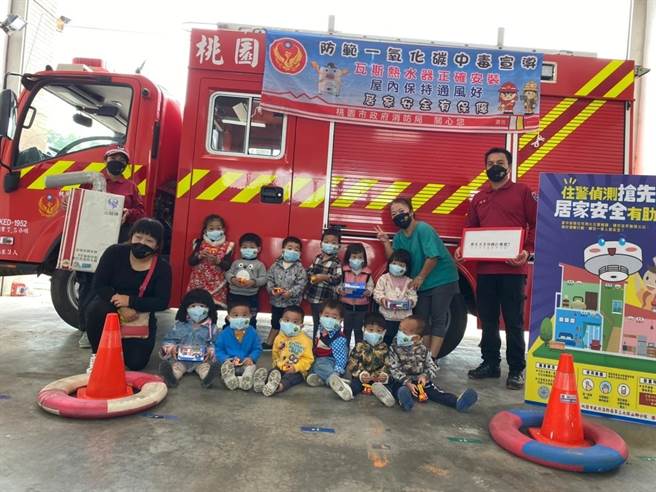 桃园市政府消防局第三大队山脚分队4日举办「防灾有你有我消防体验活动」，提升孩子对防灾的知识与概念。（桃园市政府消防局第三大队山脚分队提供／陈梦茹桃园传真）
