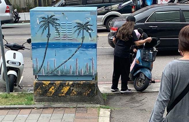 刘姓男毒虫披上长卷髮偽装，却被警方识破。（台中市警察局提供／张妍溱台中传真）